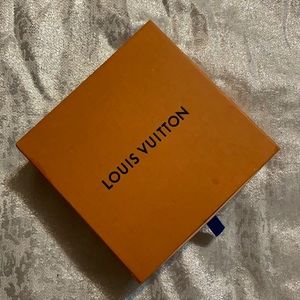 Luis Vuitton box (belt)